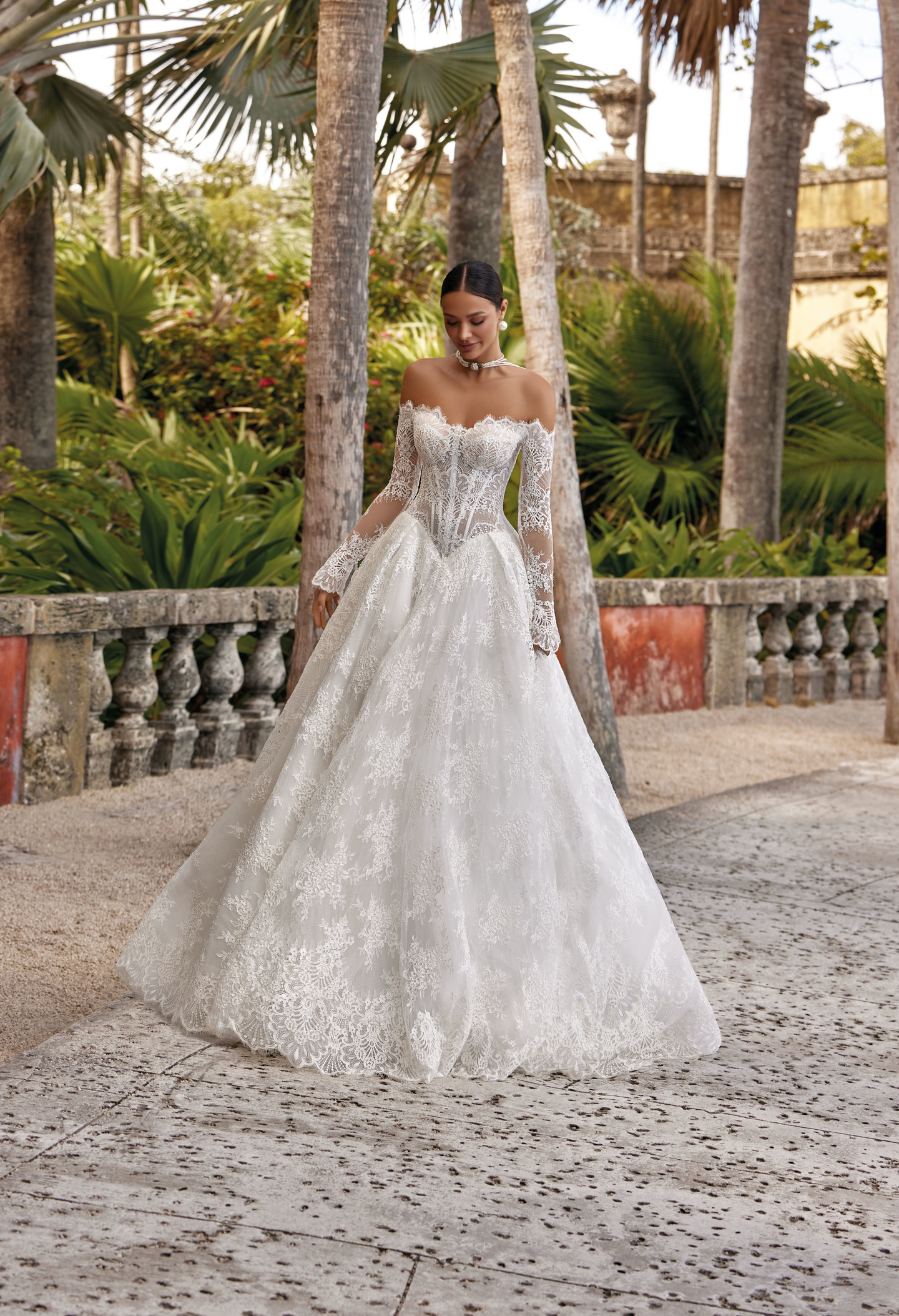 オクサーナムハ｜Ａラインドレス｜イゼリア全身